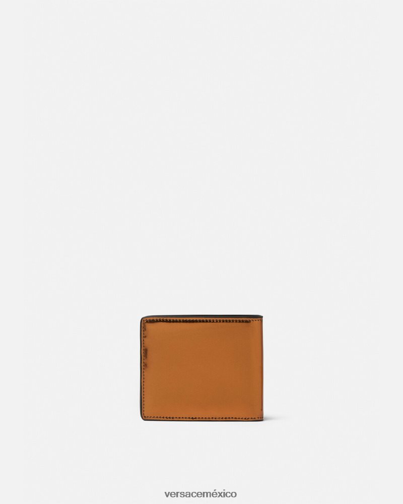 Versace cartera plegable de charol con Medusa Biggie caramelo accesorios hombres 84626J1649