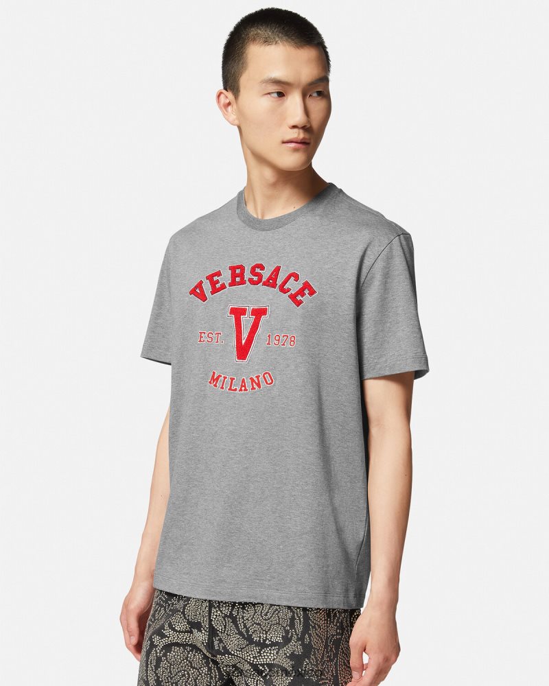 Versace camiseta con logo universitario gris ropa hombres 84626J1403