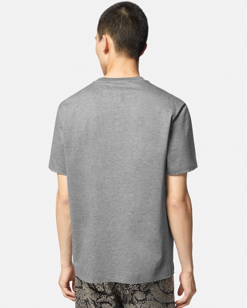 Versace camiseta con logo universitario gris ropa hombres 84626J1403