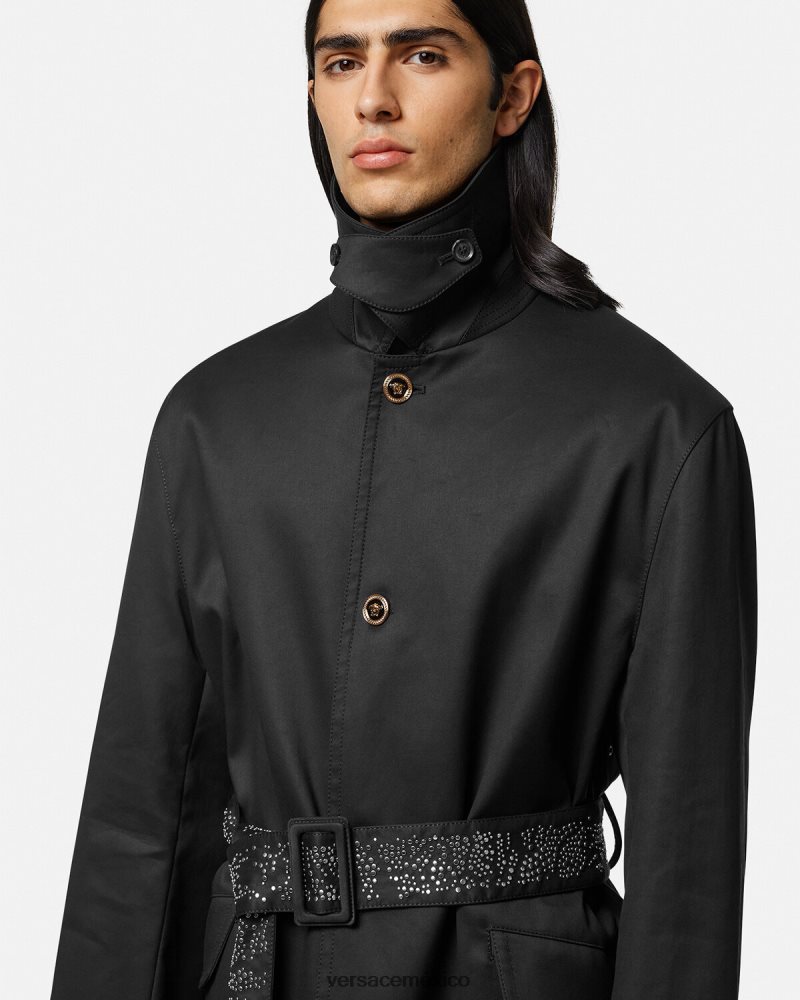 Versace gabardina con tachuelas negro ropa hombres 84626J1254