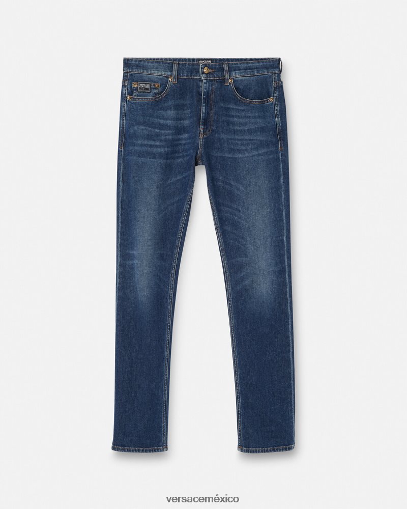 Versace vaqueros con emblema en V azul ropa hombres 84626J2383