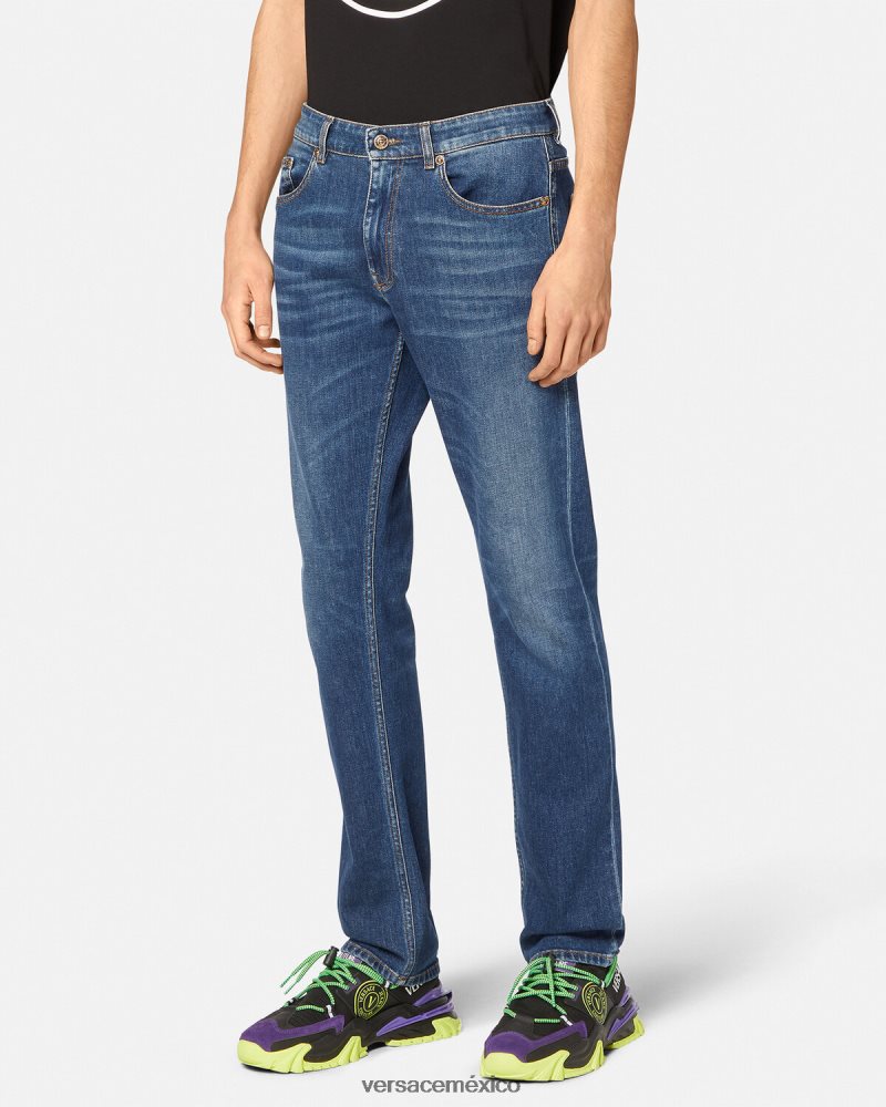 Versace vaqueros con emblema en V azul ropa hombres 84626J2383