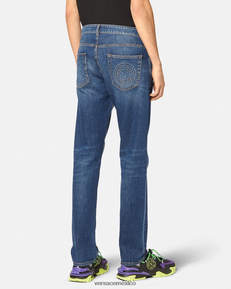 Versace vaqueros con emblema en V azul ropa hombres 84626J2383
