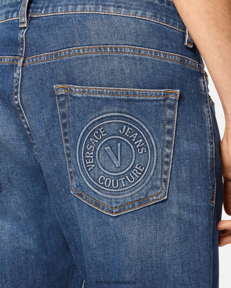 Versace vaqueros con emblema en V azul ropa hombres 84626J2383