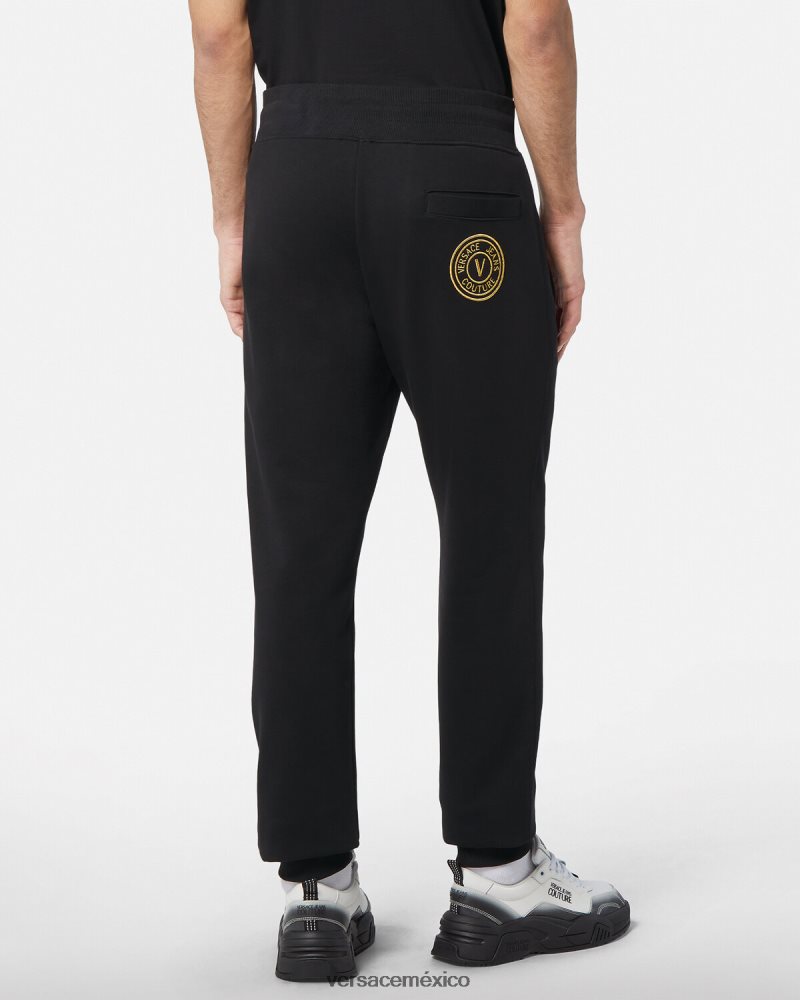 Versace pantalones deportivos con emblema en V oro negro ropa hombres 84626J2436