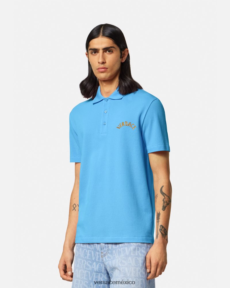 Versace playera tipo polo con logo barroco y conchas marinas azul claro ropa hombres 84626J1362