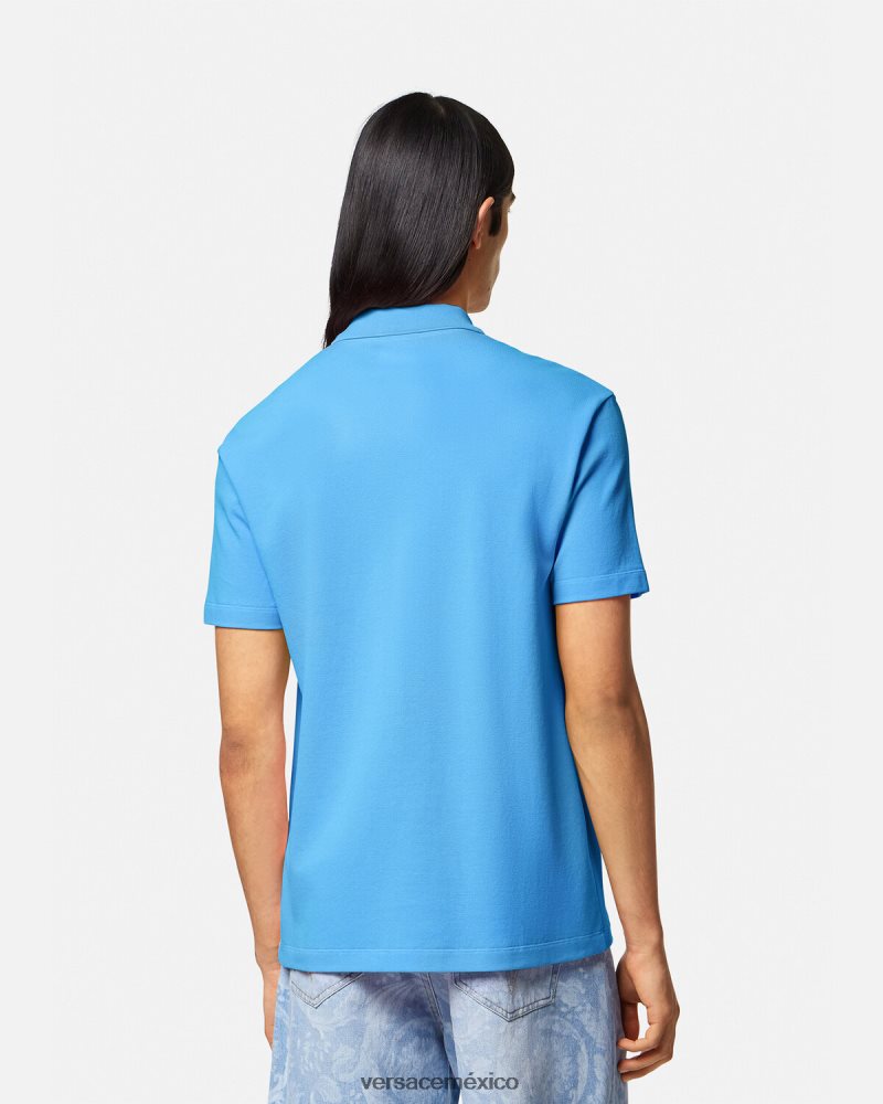 Versace playera tipo polo con logo barroco y conchas marinas azul claro ropa hombres 84626J1362