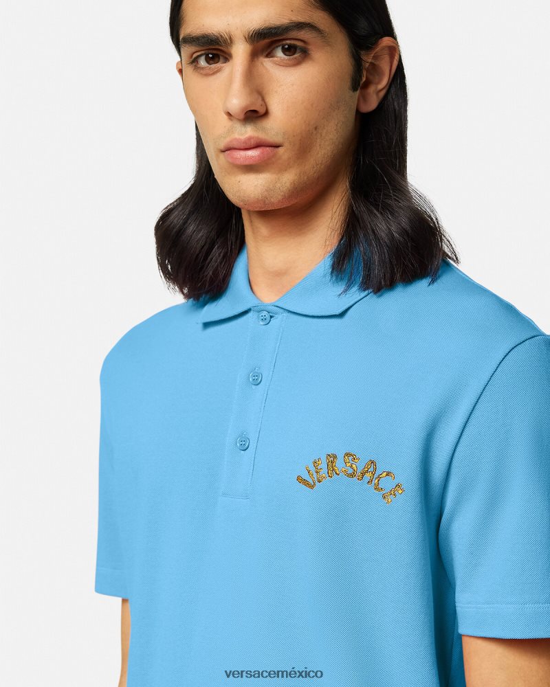 Versace playera tipo polo con logo barroco y conchas marinas azul claro ropa hombres 84626J1362