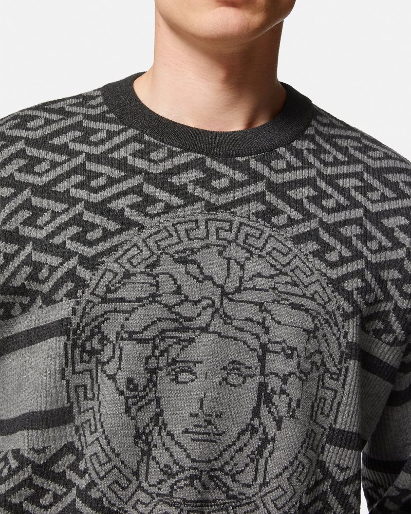 Versace suéter con medusa en jacquard la greca gris negro ropa hombres 84626J1339