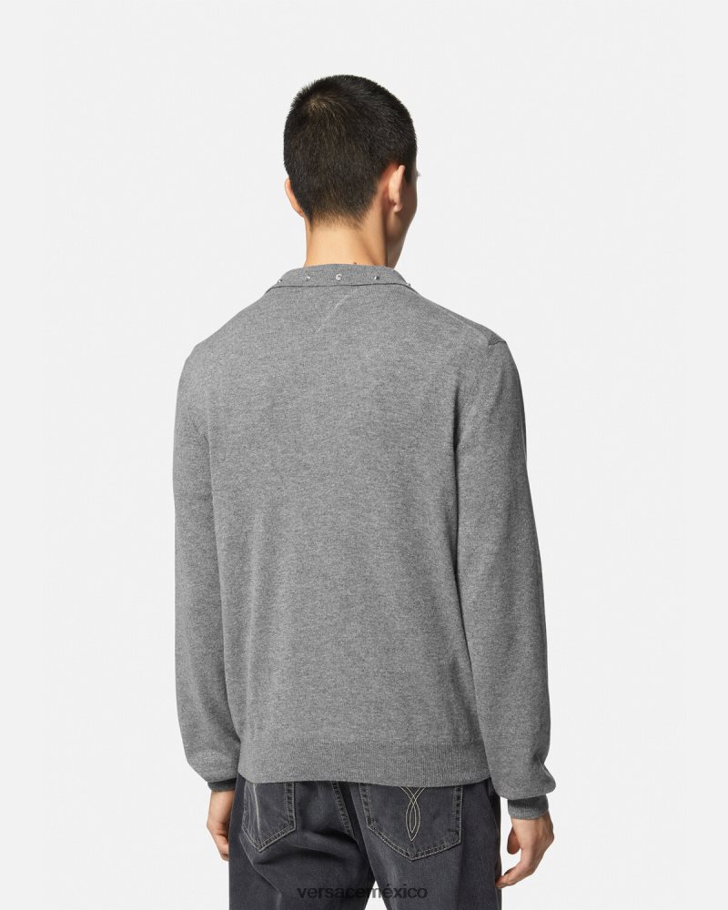 Versace suéter tipo polo con tachuelas en espiral gris ropa hombres 84626J1348