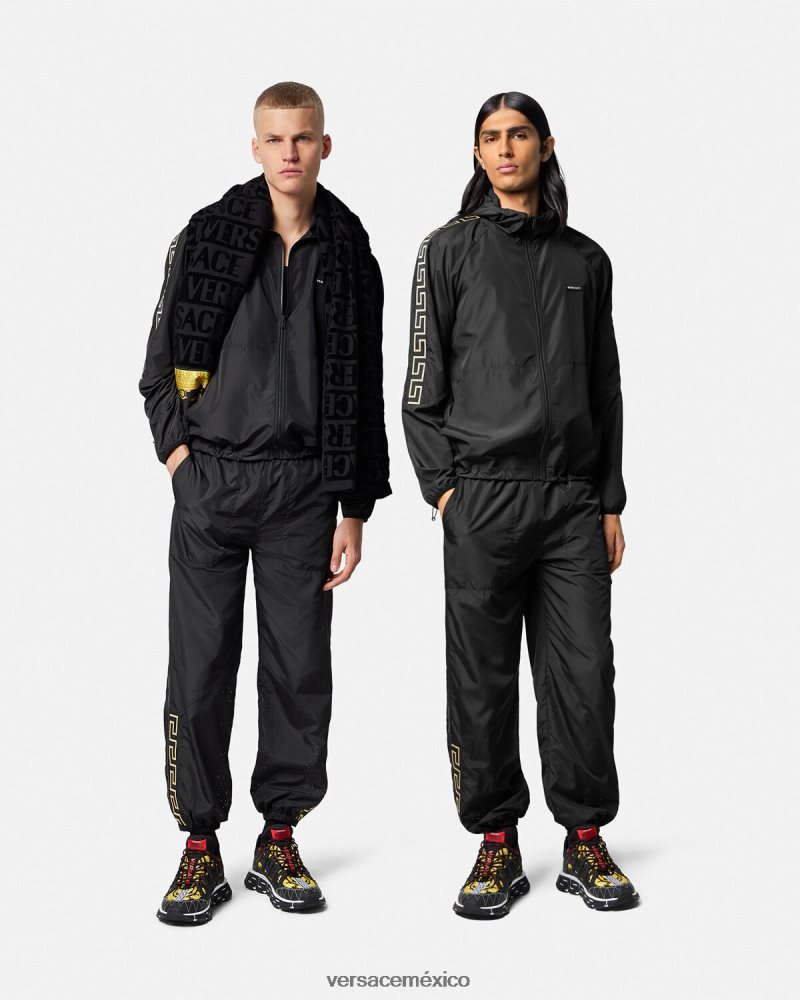 Versace pantalones deportivos con Greca de nailon negro ropa hombres 84626J1453