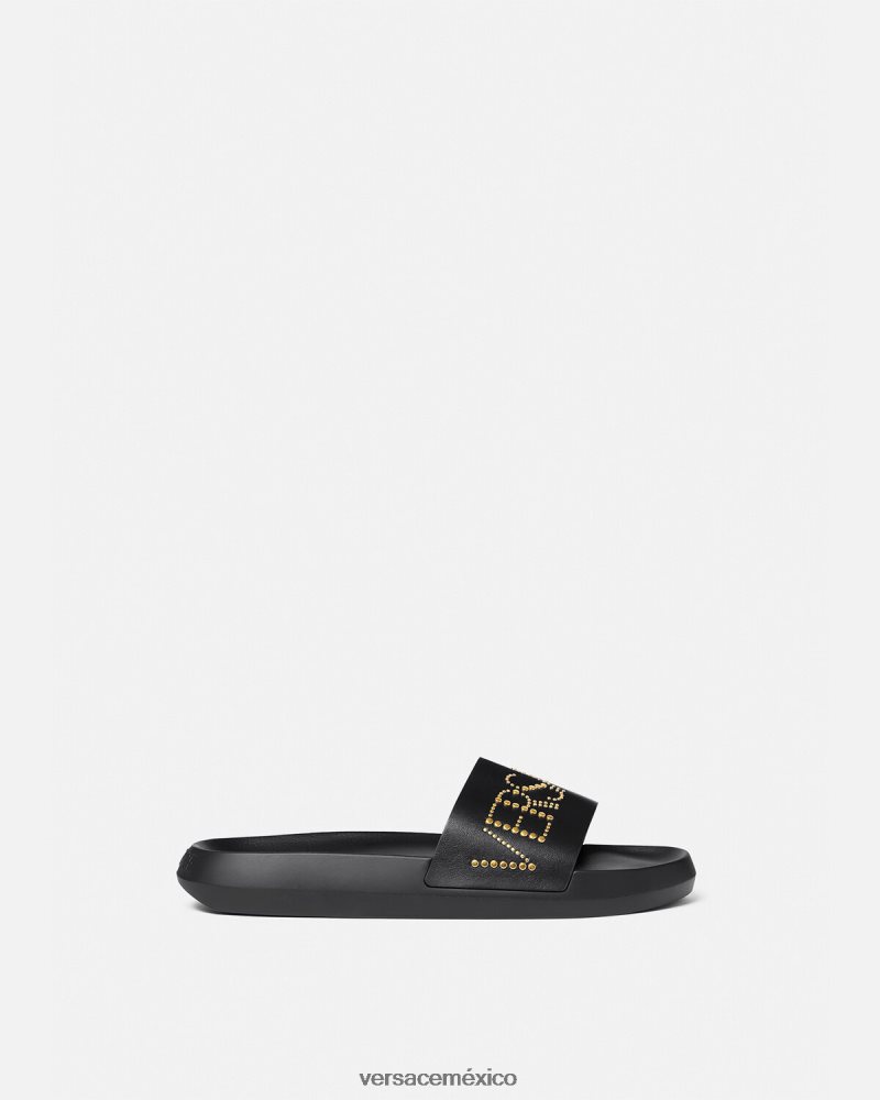 Versace chanclas con logo y tachuelas negro zapato hombres 84626J1596