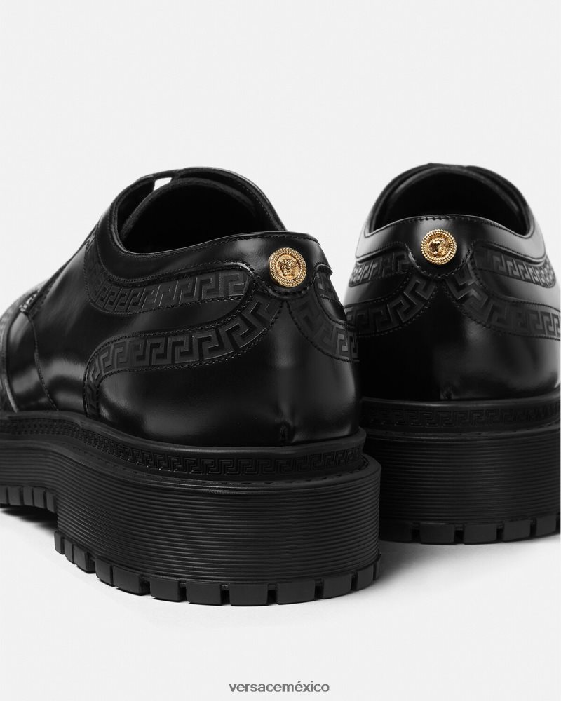 Versace zapatos derby con greca negro zapato hombres 84626J1559