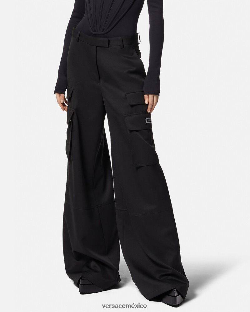 Versace pantalones cargo con logo negro ropa mujer 84626J201