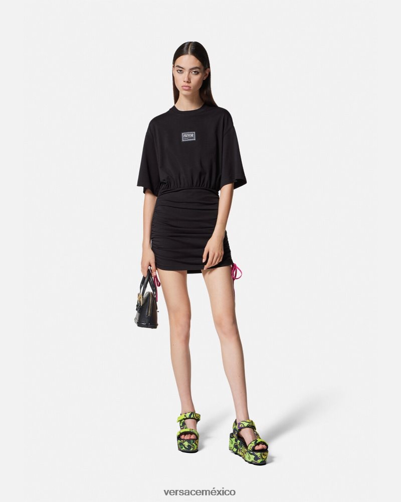Versace vestido tipo camiseta con logo y número de pieza negro ropa mujer 84626J2192